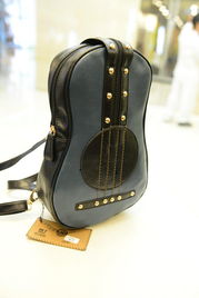 2013新款韓版男包 跨界潮流，從吉他包到潮酷雙肩背包